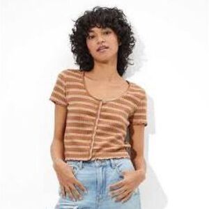 american eagle snap front baby tee